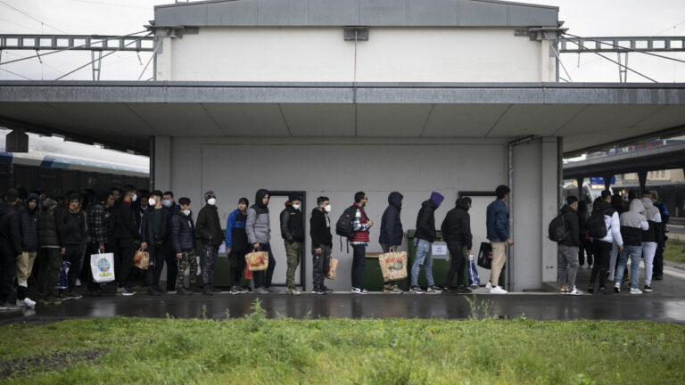 Asyl Aufstand In Den Gemeinden Der Zustrom Von Fl Chtlingen Gef Hrdet