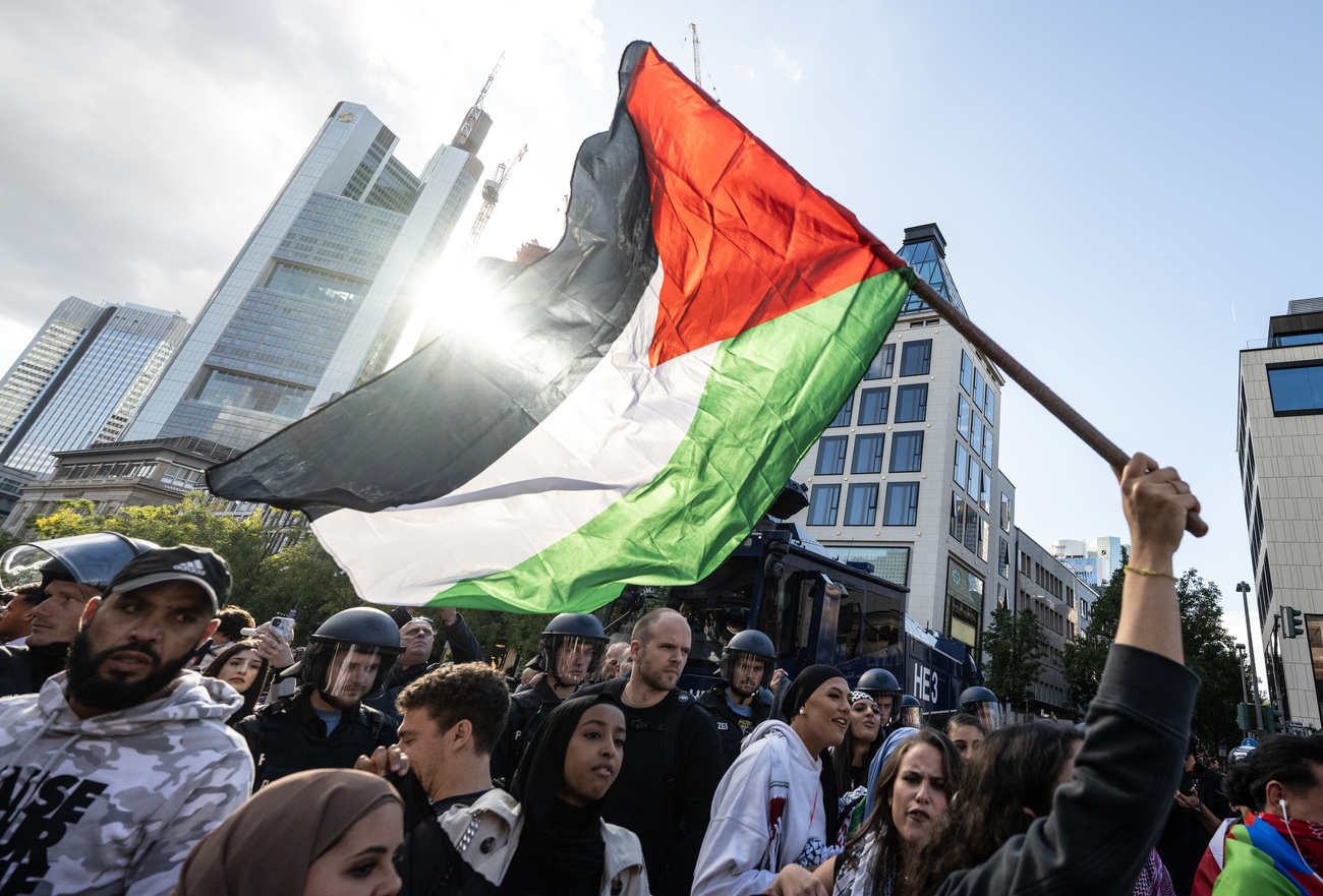 14.10.2023, Hessen, Frankfurt/Main: Hunderte Menschen beteiligen sich an einer Pro-Palästina-Demonstration. Die Kundgebung wird von einem massiven Polizeiaufgebot begleitet. Nach dem Terrorangriff der Hamas auf Israel kam es deutschlandweit zu zahlreichen Reaktionen. Foto: Boris Roessler/dpa +++ dpa-Bildfunk +++ (KEYSTONE/DPA/Boris Roessler)