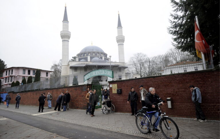 Passanten gehen am Freitag, 19. November 2010, in Berlin - Neukoelln an der Sehitlik-Moschee vorbei. An der Sehitlik-Moschee in Neukoelln hat es am Freitagmorgen gebrannt. Ein Mitarbeiter habe das Feuer neben dem Gotteshaus am Columbiadamm entdeckt und es selbst geloescht, sagte ein Polizeisprecher. In unmittelbarer Naehe des Brandortes sei eine Propangasflasche entdeckt worden, sagte der Sprecher weiter und bestaetigte damit einen Bericht der 