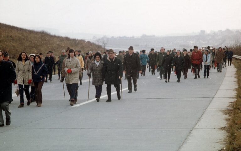 Members of the Schwaebischer Albverein (Swabian Alb Club) go for a hike on the new autobahn Weinsberg-Moeckmuehl, West Germany, 9 December 1973. It was the third car free sunday in Germany, as driving was prohibited due to the continuing oil crises. (KEYSTONE/DPA/Moesch) === ===