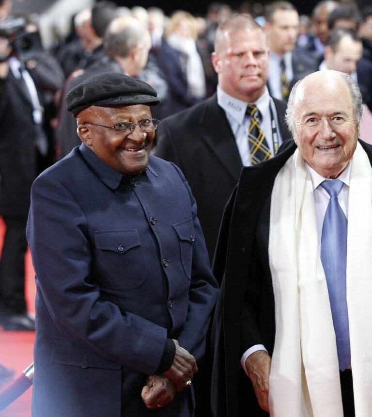 FIFA president Joseph (Sepp) Blatter (R) and Archbishop Desmond Tutu of South Africa, winner of the FIFA presidential award 2010, arrive on the red carpet prior to the FIFA Ballon d'Or 2010 gala held at the Kongresshaus in Zurich, Switzerland, Monday, January 10, 2011. (KEYSTONE/Patrick B. Kraemer)
