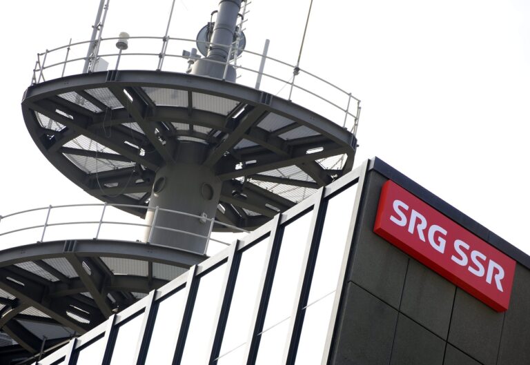 Montage des neuen Logos SRG SSR beim Schweizer Fernsehen in Zuerich am Mittwoch, 2. Maerz 2011. (KEYSTONE/Walter Bieri)