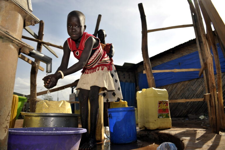 Ein Maedchen waescht sich am Sonntag (03.04.11) in Yei (Suedsudan) an einer Wasserstelle die Haende. Am 9. Juli will der Suedsudan seine Unabhaengigkeit vom Norden des Landes erklaeren. 98,8 Prozent der Bevoelkerung im Sueden haben fuer die Trennung gestimmt. Doch nach dem bejubelten Ergebnis des Referendums werden die 8,7 Millionen Menschen im Sueden mit der harten Wirklichkeit konfrontiert. Es fehlt eigentlich an allem, vor allem aber an sauberem Wasser. (zu dapd-Text) Foto: Sascha Schuermann/dapd