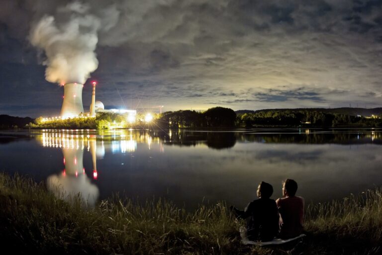 Nightly production of energy at the nuclear power plant Leibstadt in the canton of Aargau, Switzerland, pictured on May 28, 2011. (KEYSTONE/Alessandro Della Bella)