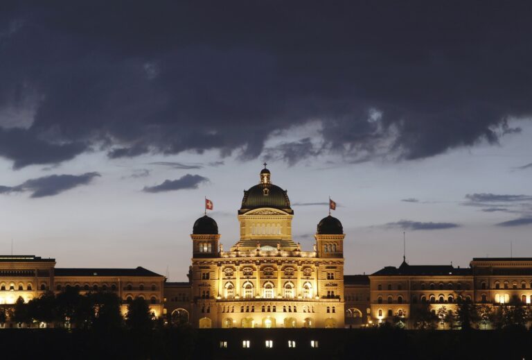 Gewitterwolken ziehen am Montag, 30. Mai 2011 ueber das Bundeshaus in Bern. (KEYSTONE/Peter Klaunzer)