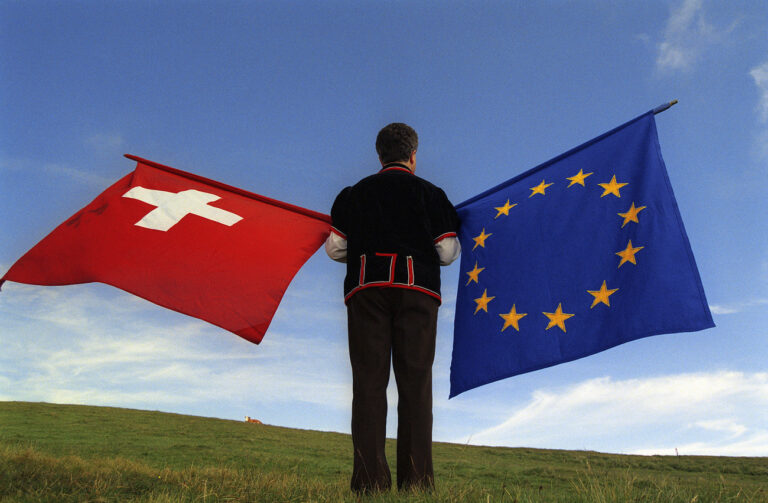 [Posed picture] Flag thrower with Swiss and European flag, pictured on the Maennlichen near Grindelwald, Switzerland, in August 1999. (KEYSTONE/Martin Ruetschi)

[gestellte Aufnahme] THEMA SCHWEIZ UND EUROPA..Fahnenschwinger mit Schweizer- und Europa-Fahnen, aufgenommen auf dem Maennlichen bei Grindelwald (BE), August 1999. (KEYSTONE/Martin Ruetschi)