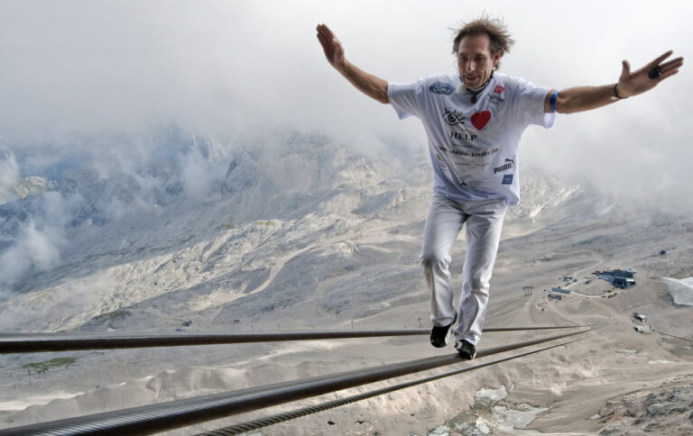 Hochseilartist Freddy Nock balanciert am Samstag (20.08.11) auf der Zugspitze bei Garmisch-Partenkirchen auf dem Drahtseil der Gletscherbahn vom Zugspitzplatt aus die letzten Meter zur Gipfelstation. Nock hat am Samstag an der Zugspitze einen Weltrekord im laengsten und hoechstgelegenen Seillauf aufgestellt. Fuer den Gipfelspaziergang benoetigte der Artist etwa 90 Minuten. Wie die Bayerische Zugspitzbahn AG in Garmisch-Partenkirchen mitteilte, balancierte Nock auf dem nur 50 Millimeter breiten Stahlseil der Gondelbahn ueber eine 995 Meter lange Strecke vom Zugspitzplatt zum Gipfel in 2.962 Metern Hoehe. (zu dapd-Text) Foto: Joerg Koch/dapd