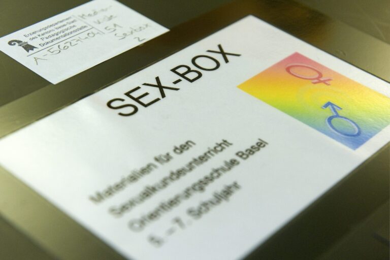 ACHTUNG EDITOREN: DIE BEZEICHNUNG ''SEX-BOX'' IST VERALTET UND FINDET SICH NICHT MEHR AUF DEM AUFKLAERUNGSSET --- Etikette der 