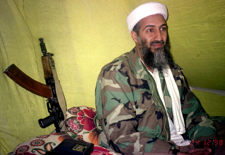 Muslim militant Osama Bin Laden speaks to his selected reporters in the mountains of Helmand province in southern Afghanistan Thursday, December 24, 1998. Bin Laden has urged Muslims to kill Americans and Britons for supporting their armed forces' attacks on Iraq. (KEYSTONE/AP Photo/Rahimullah Yousafzai)