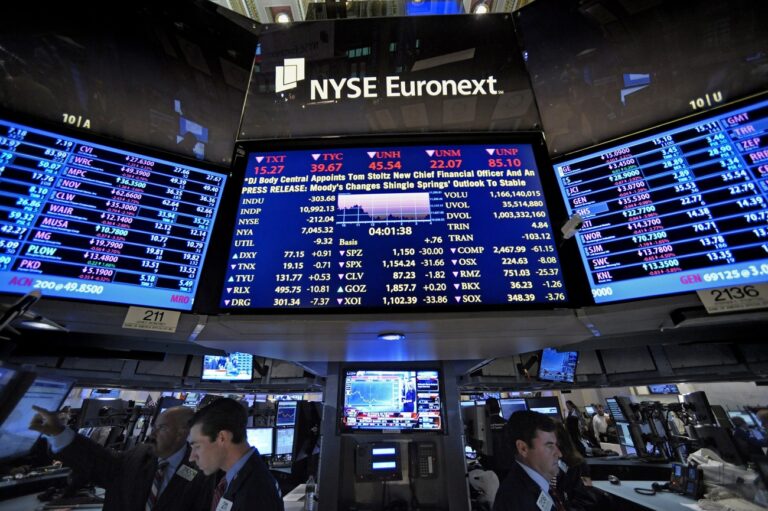 epa02906935 Traders work on the floor of the New York Stock Exchange at the Closing Bell in New York, USA on 09 September 2011. The Dow closed down almost 3 percent on fears of a stagnant US economy and uncertainty weighing on global markets over the euro zone. EPA/PETER FOLEY