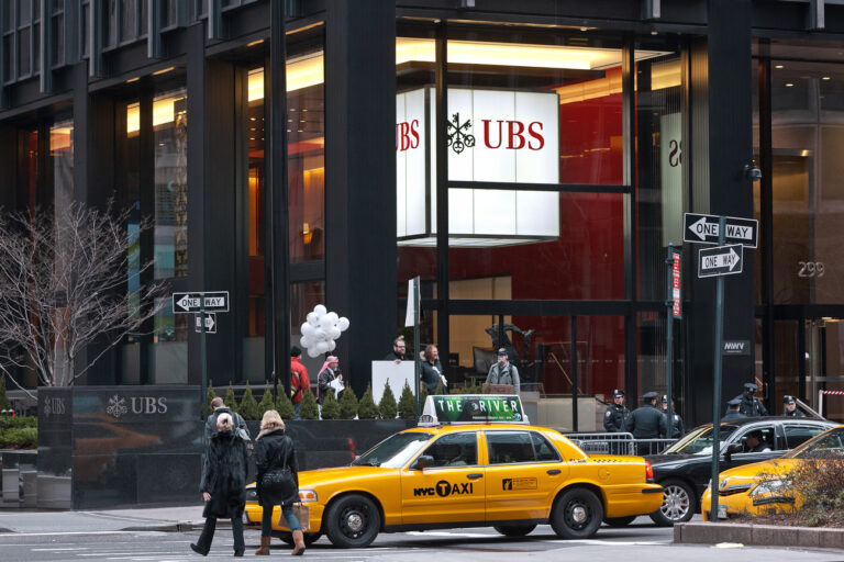 Taxis in front of UBS bank's branch on Park Avenue in New York City, USA, pictured on January 4, 2012. (KEYSTONE/Martin Ruetschi)

Taxis stehen vor dem Sitz der UBS AG an der Park Avenue in New York City, USA, aufgenommen am 4. Februar 2012. (KEYSTONE/Martin Ruetschi)