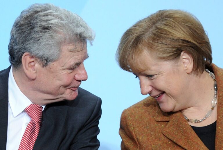 epa03113456 German Chancellor Angela Merkel (R) and former East German rights activist Joachim Gauck (L) talks during a press conference at the Chancellery in Berlin, Germany, 19 February 2012. The German governing coalition has reached agreement with the SPD and Greens for the East German civil rights activist Joachim Gauck as a candidate for federal president. EPA/BRITTA PEDERSEN