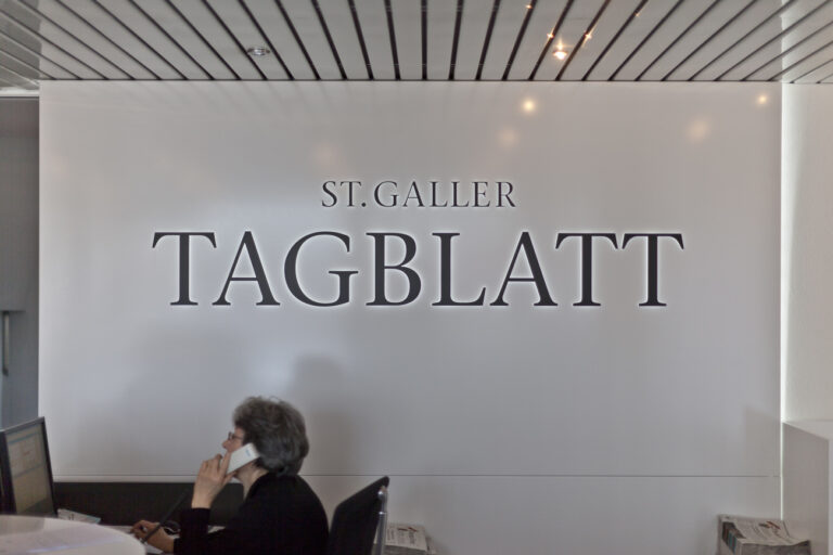 Eine Mitarbeiterin des St. Galler Tagblattes telefoniert, aufgenommen am 28. Februar 2012 in St. Gallen. (KEYSTONE/Gaetan Bally)