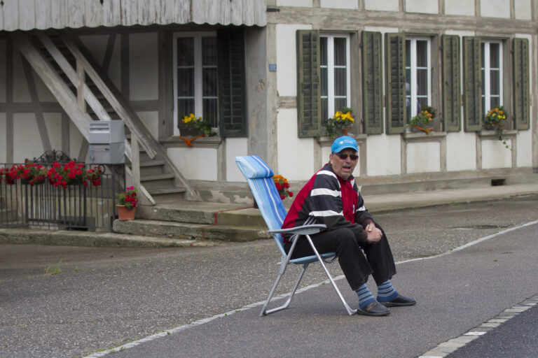 EDITORS NOTE - THIS IMAGE IS PART OF A SERIES ON SPECTATORS OF THE TOUR DE SUISS CYCLING RACE, NO NAMES AVAILABLE - A spectator waits for the pack of riders during the 3rd stage, a 194,7 km race from Martigny to Aarberg, at the 76th Tour de Suisse cycling race, Switzerland, Monday, June 11, 2012. (KEYSTONE/Peter Klaunzer)