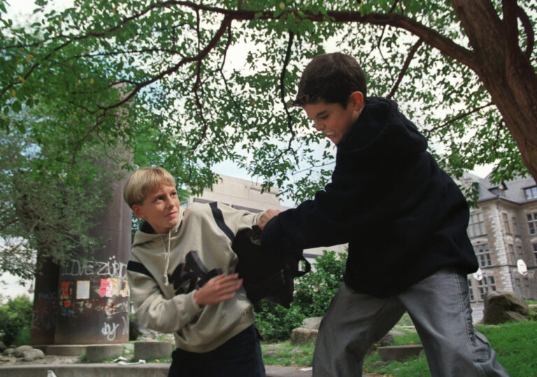 [Themenbild, gestellte Aufnahme] Zwei Kinder streiten sich auf dem Pausenplatz vor einem Schulhaus im Kreis 3 in Zuerich. (KEYSTONE/Martin Ruetschi) === MODEL RELEASED, === : FILM]