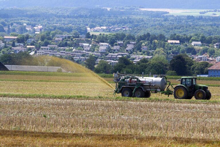 Un agriculteur effectue un epandage de lisier (ou purine) son champ a l'aide d'un epandeur tire par tracteur, ce lundi 30 juillet 2012 a Orbe - Vaud. (KEYSTONE/Salvatore Di Nolfi)