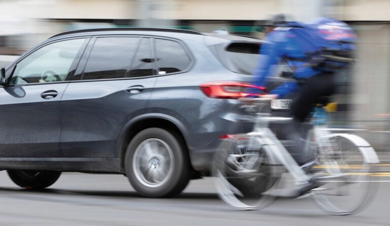 SUV oder Off Roader Fahrzeug von BMW faehrt in der Stadt Zuerich bei der Kreuzung Uraniastrasse Sihlsttrasse am 4. Maerz 2019.
(KEYSTONE/Gaetan Bally)