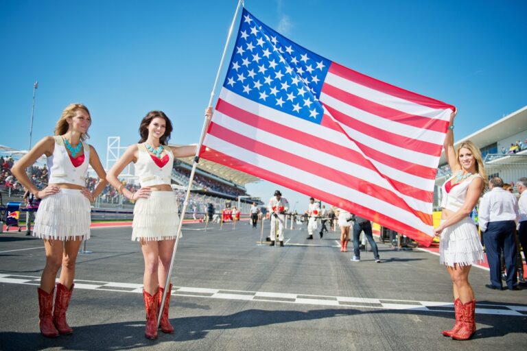 epa03477089 Grid girls with an US flag pictured before the start of the Formula One United States Grand Prix at the Circuit of The Americas in Austin, Texas, USA, 18 November 2012. EPA/David Ebener