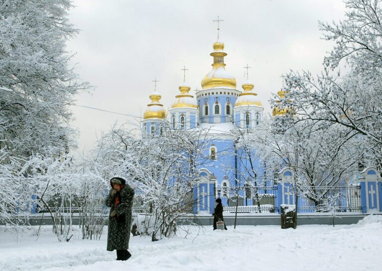 An old woman goes for a walk in front of Mikhaylovskiy Cathedral in the centre of Kiev, Tuesday, 27 January 2004. It is the first time this winter there is snow in the Ukraine without a strong frost. (KEYSTONE/EPA/SERGEY DOLZHENKO )