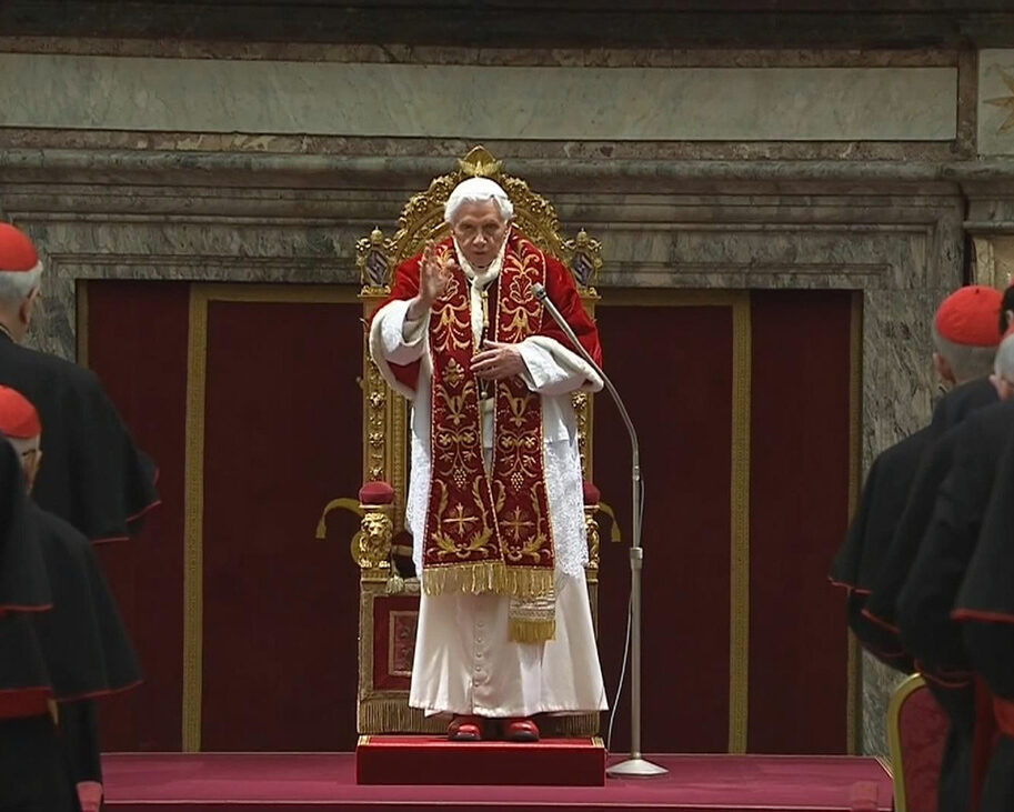 Papst emeritus Benedikt XVI. soll abgeräumt werden, weil er ein unwoker Glaubensmann ist. Wie tolerant