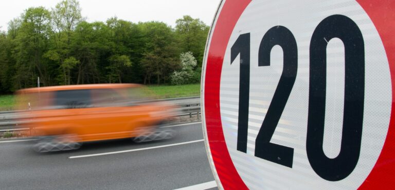epa03693087 A traffic sign displays a speed limit of 120 km/h on the highway A37 near Salzgitter, Germany, 09 May 2013. With the push for a general speed limit of 120 kilometers per hour on motorways, German Social Democratic Party (SPD)chairman Sigmar Gabriel has snubbed his own party. EPA/JULIAN STRATENSCHULTE