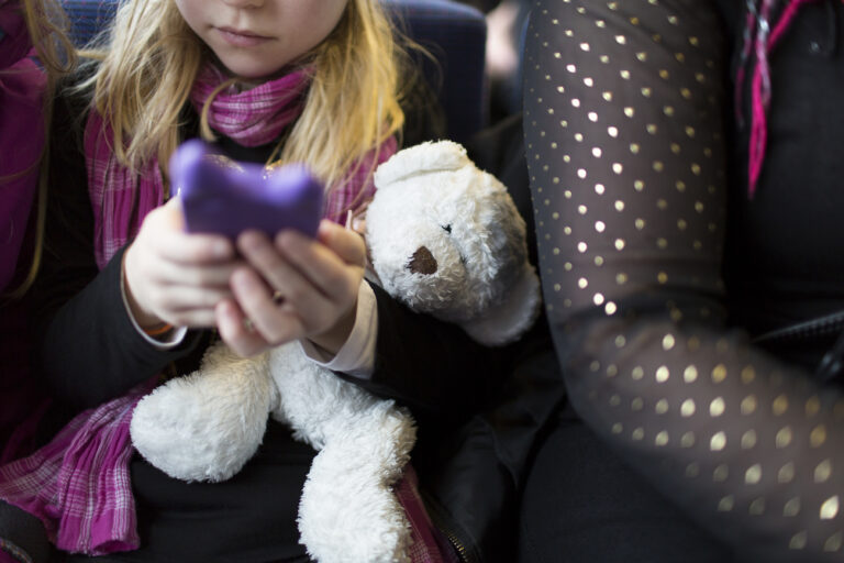 Two girls play with the iPhone on the Rigibahn train, pictured on February 2, 2013, in Switzerland. (KEYSTONE/Gaetan Bally)

Zwei Maedchen spielen in einem Zug der Rigibahn mit dem iPhone, aufgenommen am 2. Februar 2013. (KEYSTONE/Gaetan Bally)