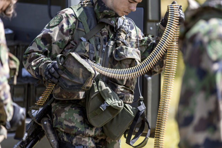 A recruit handles ammunition of a Minimi (ligh machine gun, LMg 05), pictured on June 17, 2013, in the recruit school for parascouts of the Swiss army in Altmatt, canton of Schwyz, Switzerland. (KEYSTONE/Gaetan Bally)

Ein Rekrut hantiert mit Munition des Minimi (Leichtes Maschinengewehr 05, LMg 05), aufgenommen am 17. Juni in der Rekrutenschule fuer Fallschirmaufklaerer-Rekruten in Altmatt, Kt. Schwyz. (KEYSTONE/Gaetan Bally)