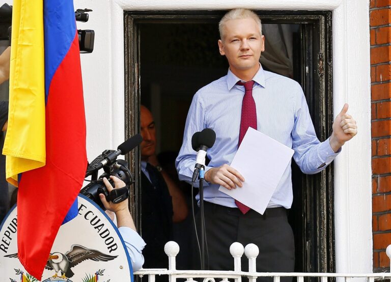 epa03772989 (FILE) A file photograph showing Wikileaks founder Julian Assange giving a thumbs up prior to delivering a statement on the balcony inside the Ecuador Embassy where he has sought political asylum in London, Britain, 19 August 2012. Media reports on 03 July 2013 that Ecuador claims that it has found a hidden microphone inside its London embassy where WikiLeaks founder Julian Assange has sought asylum. Assange is living inside the embassy to avoid extradition to Sweden where he faces allegations by two women of sexual assault and rape, Assange denies the allegations. EPA/KERIM OKTEN *** Local Caption *** 50855509