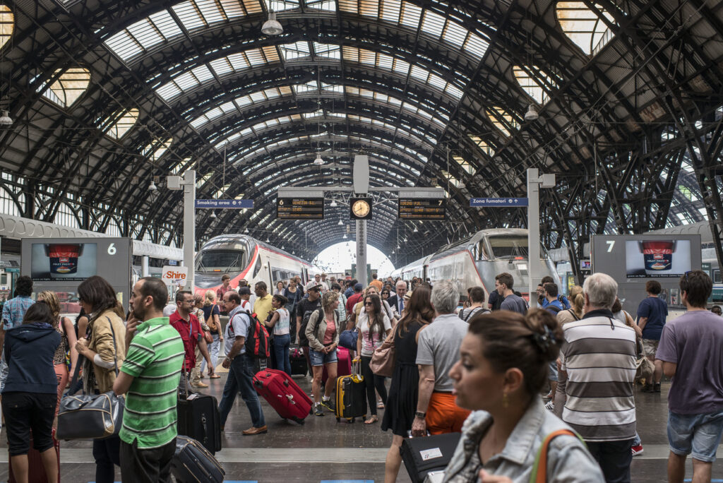 Nordafrikaner missbrauchen 16- und 17-jährige Mädchen im Zug nach Mailand. Das Zuwanderungs-Problem wird in Italien totgeschwiegen