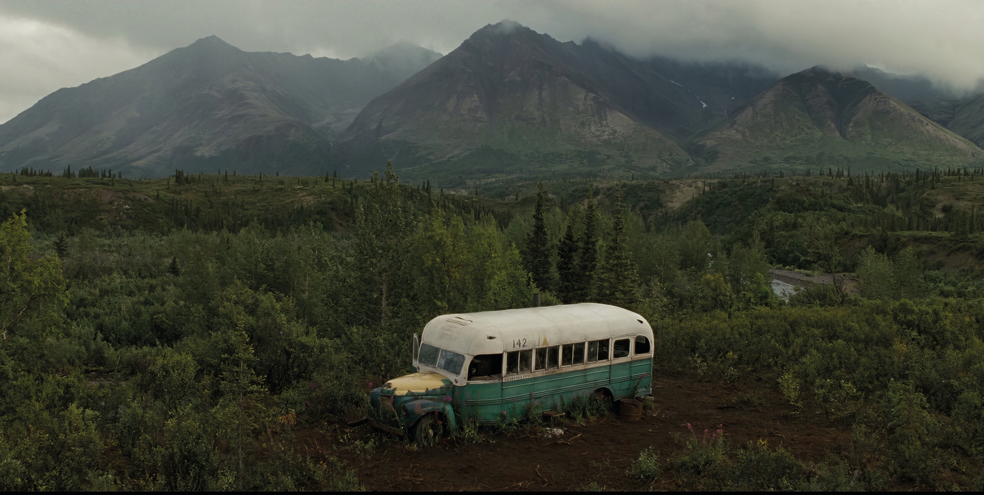 Into the wild. Автобус на Аляске Кристофера МАККЭНДЛЕССА. Волшебный автобус в диких условиях. Автобус в котором жил Александр Супербродяга. Автобус на Аляске фильм.