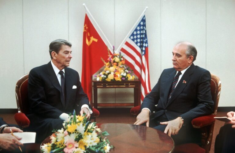 Michail Gorbatschow (Rechts), damaliger Generalsekretaer der KPdSU, und US-Praesident Ronald Reagan (L) bei einem Gespraech waehrend ihres Gipfeltreffens am 21. November 1985 in Genf /Schweiz. (KEYSTONE/EPA/DPA/Str)