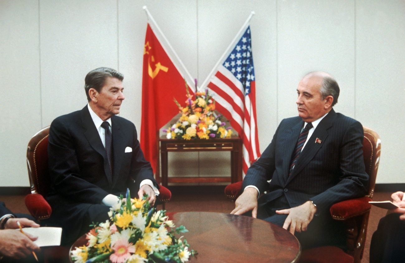 1986 рейган. Рейган и Горбачев 1985. Саммит Рейган Горбачев 1985. Горбачев Рейган Женева 1985. Встреча Горбачева и Рейгана в Женеве.