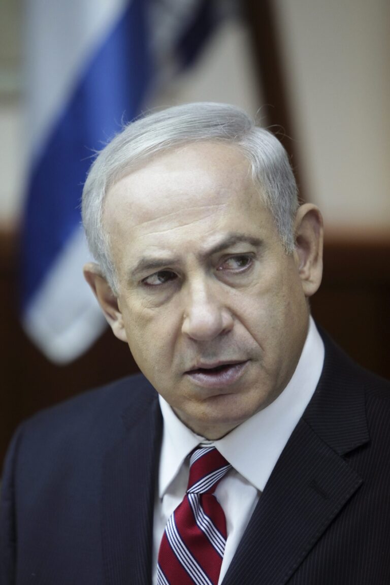 epa03836483 Israeli Prime Minister Benjamin Netanyahu speaks during the weekly cabinet meeting in Jerusalem, Israel, 25 August 2013. EPA/DAN BALILTY / POOL