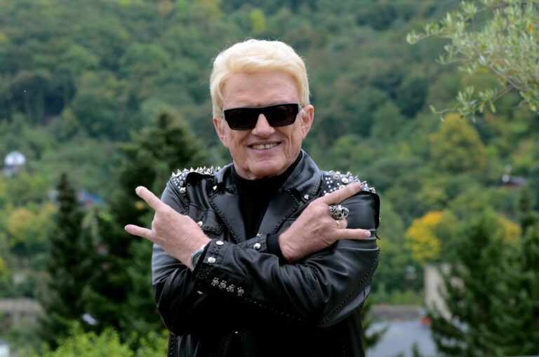 epa03901732 German singer Heino poses as a rocker during the filming of the commercial for his new album 'Mit freundlichen Gruessen - Jetzt erst recht' (lit.: Sincerely -Now more than ever) in Bad Muenstereifel, Germany, 07 October 2013. The commercial will be launched simultaneously with the new album on 18 October. EPA/HORST OSSINGER