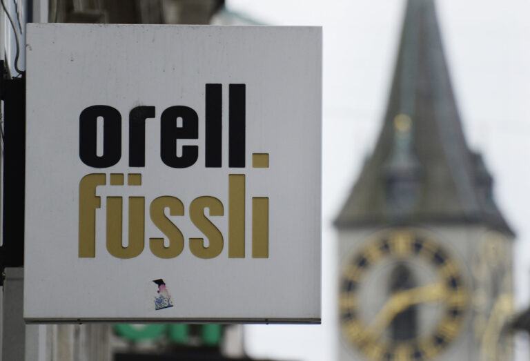 Das Logo des Buchhandels und Verlagshauses Orell Fuessli, aufgenommen am Mittwoch, 22. Januar 2014, an der Bahnhofstrasse in Zuerich. (KEYSTONE/Steffen Schmidt)