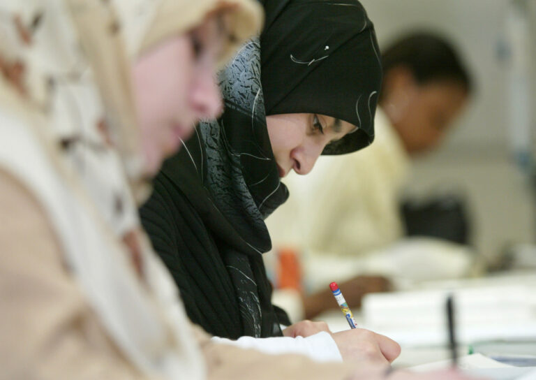 Die Tuerkin Fatma Kurtcuoglu, Mitte, beim deutschen Sprachunterricht in der Volkshochschule in Berlin Neukoelln am 23. November 2004. Gutes Deutsch ist die 'Eintrittskarte