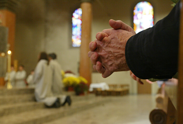 Ein Glaeubiger betet am Sonntag, 21. November 2004, in der Dreifaltigkeitskirche in Bern waehrend des katholischen Gottesdienstes. (KEYSTONE/Monika Flueckiger)