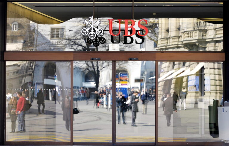 Eingang der UBS am Hauptsitz am Zuercher Paradeplatz am Freitag, 14. Maerz 2014. Die UBS hat die Boni ihrer Konzernleitung fuer 2013 im Vergleich mit dem Vorjahr deutlich erhoeht. Die Entschaedigung der Fuehrung fiel mit 82,4 Millionen Franken um rund 17% hoeher aus als im Vorjahr. (KEYSTONE/Walter Bieri)