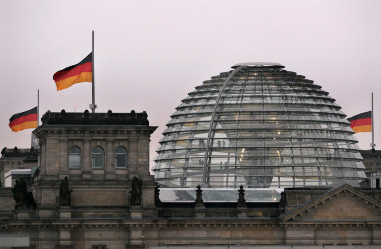 Die deutschen Fahnen wehen am Mittwoch, 29. Dezember 2004, auf dem Reichstag in Berlin auf Halbmast, um den Opfern der Flutkatastrophe in Suedostasien zu gedenken. (AP Photo/Herbert Knosowski)---- German flags fly on halfmast on the Reichstag building in Berlin on Wednesday, Dec. 29, 2004 to commemorate the victims of the deadly Indian Ocean tsunamis. The Reichstag houses the German parliament, the Bundestag. (AP Photo/Herbert Knosowski)