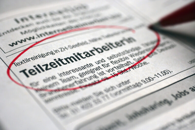 Eine Person auf Stellensuche streicht am 22. Februar 2005 in einer Zeitung ein Inserat einer Textilreinigung fuer eine Stelle als Teilzeitmitarbeiterin rot an. (KEYSTONE/Martin Ruetschi) === , ===