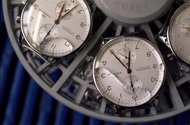 Production at the IWC International Watch Co. AG in Schaffhausen, Switzerland, November 29, 1999. The well-known manufactory IWC produces luxury watches only. (KEYSTONE/Martin Ruetschi)