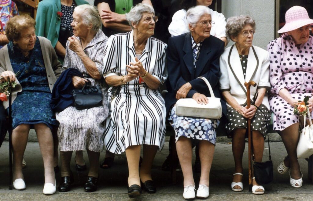 Betagte Damen sitzen auf einer Bank, aufgenommen 1996. Immer mehr Betagte klopfen bei der Sozialberatung der Pro Senectute an. Erstmals wurde im letzten Jahr die Grenze von 30000 Beratungsfaellen ueberschritten. Zwei Drittel der Ratsuchenden sind alleinstehende Frauen. (KEYSTONE/Michael Kupferschmidt)