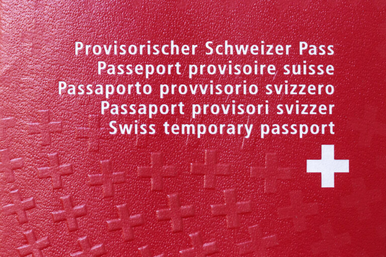 A provisional Swiss passport, pictured at the Passport Office in Zurich, on September 5, 2014. (KEYSTONE/Gaetan Bally) 

Ein provisorischer Schweizer Pass, aufgenommen im Passbuero in Zuerich am 5. September 2014. (KEYSTONE/Gaetan Bally)