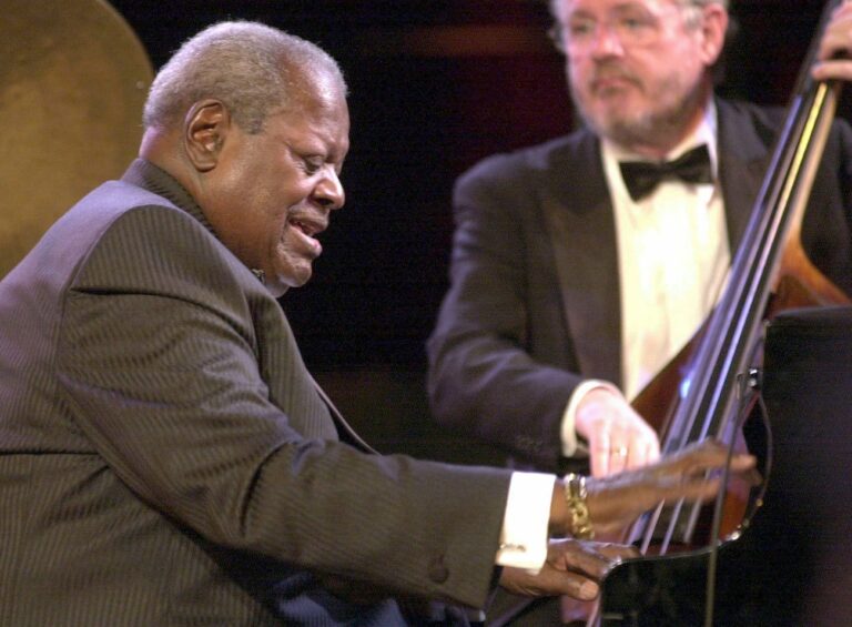 75 years old jazz pianist Oscar Peterson, left, and bassist Nils Henning Orsted-Petersen, right, during the Jubilee Gala Night, sunday, May 07 2000 at the Jazzfestival in Berne, Switzerland. 
(KEYSTONE/Juerg Mueller) ===ELECTRONIC IMAGE===