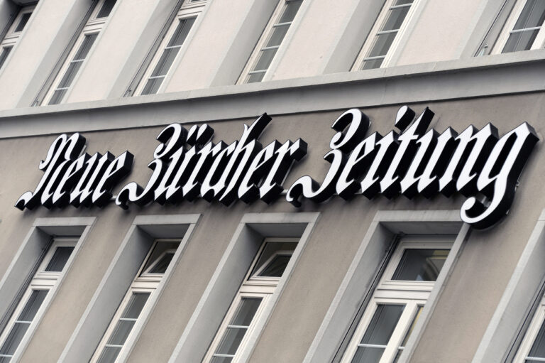 Das Hauptgebaeude mit Logo Neue Zuercher Zeitung (NZZ) in Zuerich am Dienstag, 16. Dezember 2014. Nach der Absetzung des Chefredaktors Markus Spillmann kommt die grosse Schweizer Zeitung mit internationalem Renommee nicht zur Ruhe. 163 Mitglieder der NZZ-Redaktion haben sich am Dienstag mit einem Brief an den Verwaltungsrat der NZZ-Mediengruppe gewandt. Sie warnen vor einer Ernennung eines Chefredaktors nationalkonservativer Gesinnung. (KEYSTONE/Walter Bieri )