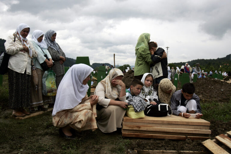 A family grieves during a funeral ceremony of 610 Bosnian muslims killed by avdancing Bosnian Serb forces in Potocari, outside Srebrenica, on the 10th anniversary of the Srebrenica massacre, Monday, July 11, 2005. Toward the end of Bosnia's 1992-95 war, as many as 8,000 Bosnian Muslim men and boys were killed when Bosnian Serb troops overran the eastern Bosnian enclave of Srebrenica July 11, 1995. It was Europe's worst mass killing since World War II. (KEYSTONE/AP Photo/Dusan Vranic)