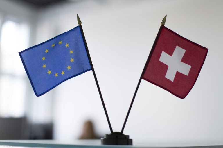 A Swiss and a European Union table flag, captured in an office space in Zurich, Switzerland on February 12, 2015. (KEYSTONE/Gaetan Bally)

Eine Schweizer und eine EU Tischfahne aufgenommen am 12. Februar 2015 in einem Buero in Zurich. (KEYSTONE/Gaetan Bally)