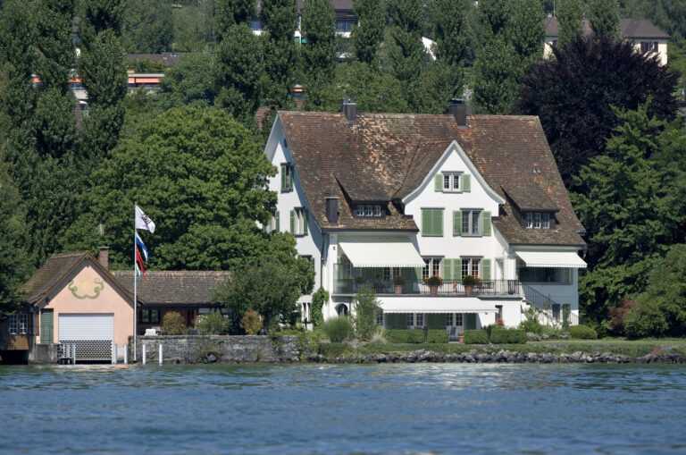 Eine Villa mit Seeanstoss in Maennedorf an der Zuercher Goldkueste am 5. August 2005. (KEYSTONE/Martin Ruetschi)