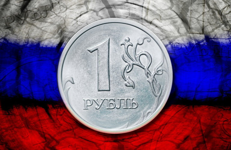 Ein-Rubel-Münze vor russischer Fahne, Rubel-Währungskrise (KEYSTONE/CHROMORANGE/Christian Ohde)