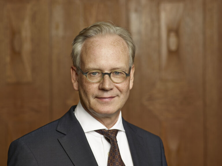 Eric Gujer, chief editor of the Neue Zuercher Zeitung (NZZ), in the committee room at the Falkenstrasse in Zurich, Switzerland, on May 22, 2015. (KEYSTONE/Christian Beutler)

Eric Gujer, Chefredaktor der Neuen Zuercher Zeitung (NZZ), am 22. Mai 2015, im Komitee Zimmer an der Falkenstrasse in Zuerich. (KEYSTONE/Christian Beutler)